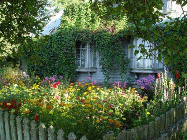 stary dom w ogrodzie puzzle online