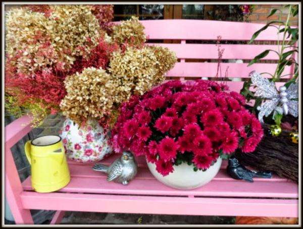 różowa ławka i kwiaty puzzle online
