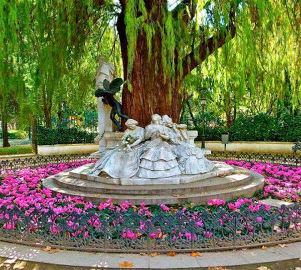 pomnik w parku pod drzewem puzzle online