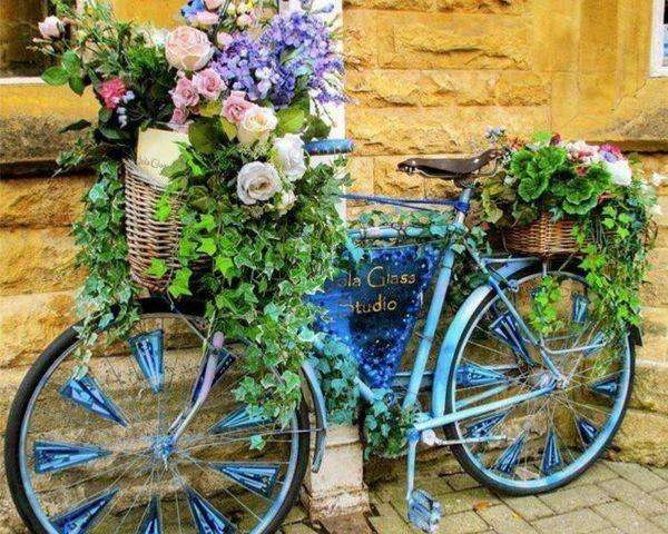 niebieski rower do kwiatów puzzle online
