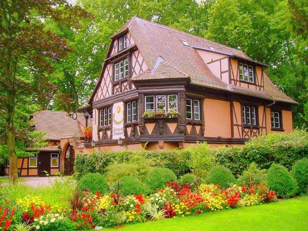 House with garden puzzle online