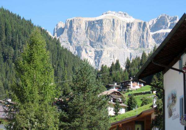 Italia - Dolomity; Canazei puzzle online