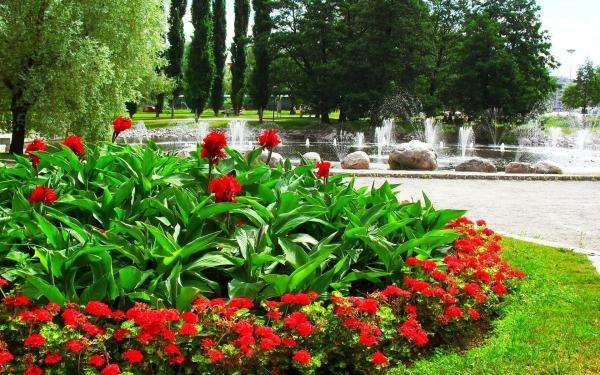 Park, kwiaty i fontanny puzzle online