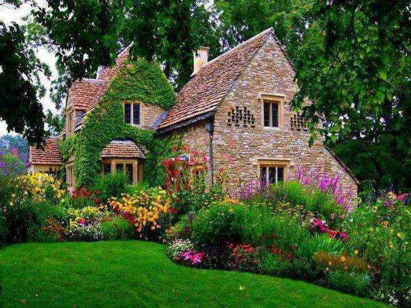 Ett fantastiskt hus i blommor pussel