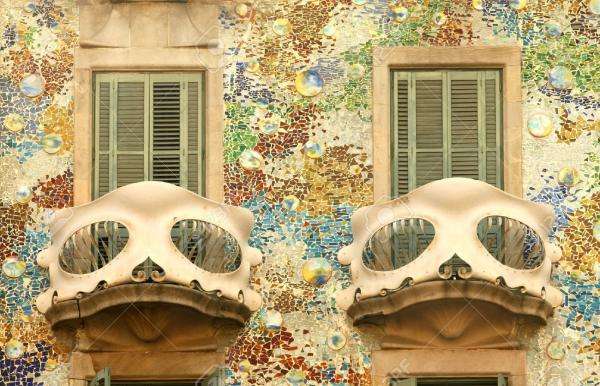 dom z niezwykłymi balkonami puzzle online