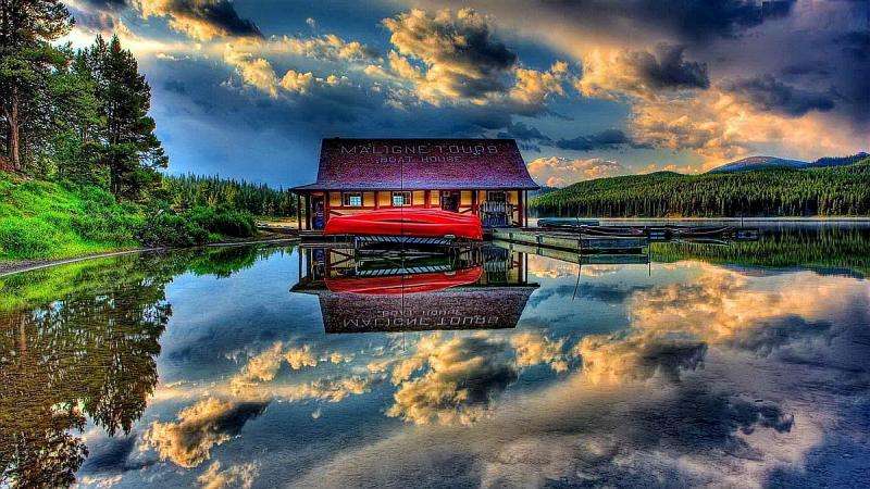 Kanada,odbicie domku w jeziorz puzzle online
