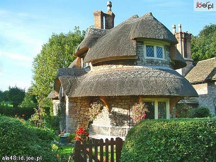 Fantazyjny domek w ogrodzie puzzle online