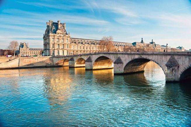 Spacer nad Sekwaną w Paryżu puzzle online