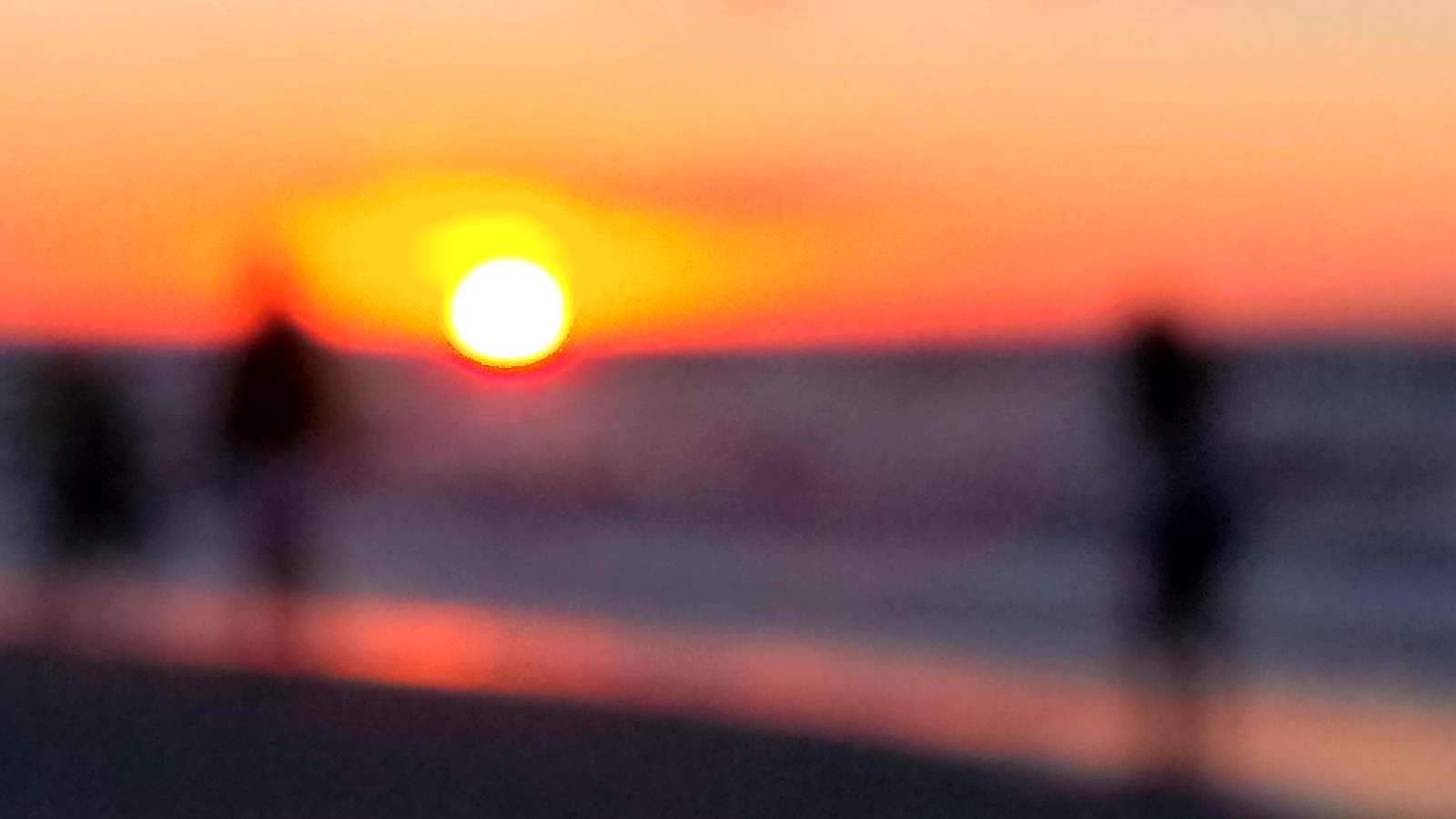 Piękny zachód słońca na plaży puzzle online