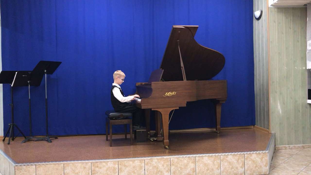 Jan gra na fortepianie puzzle online