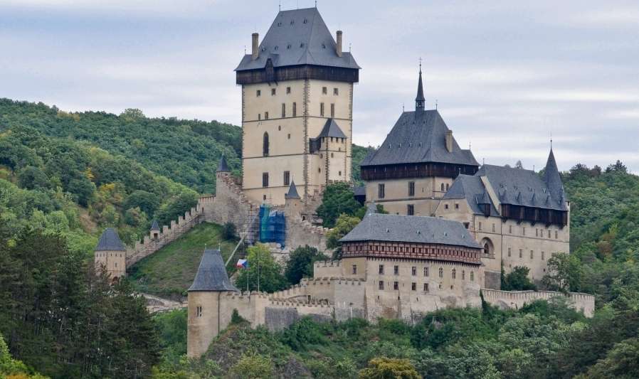 Zamek w górach puzzle online