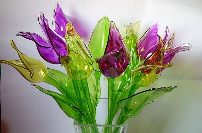 Tulipany ze szkła w wazonie. puzzle online