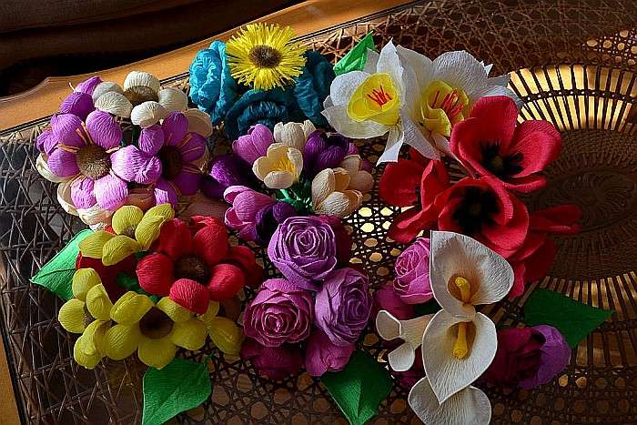 Kwiaty z bibuły kolorowe puzzle online