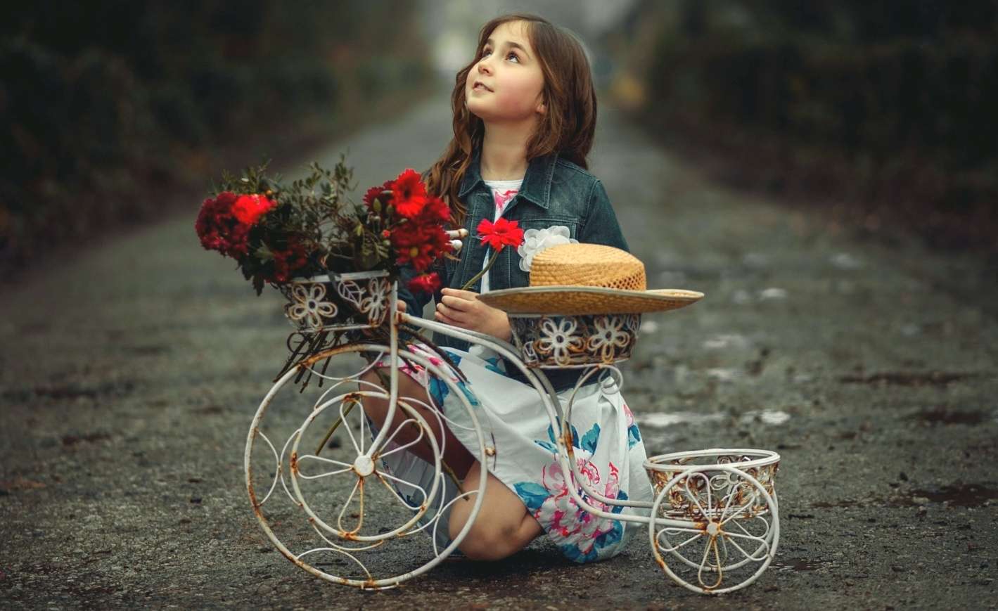 Dziewczynka i kwiaty puzzle online