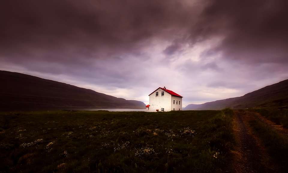 Islandia. Samotny dom. puzzle online