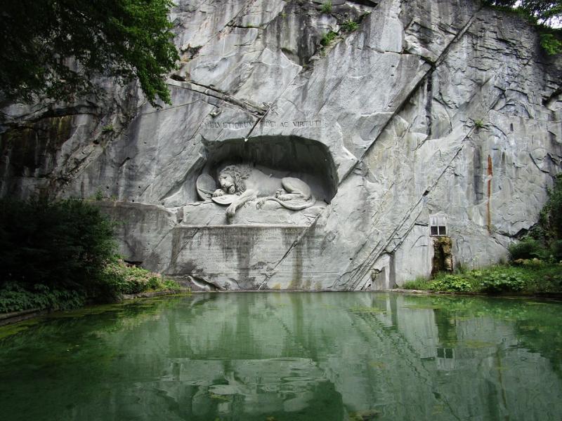 Rzeźba śpiącego lwa. puzzle online