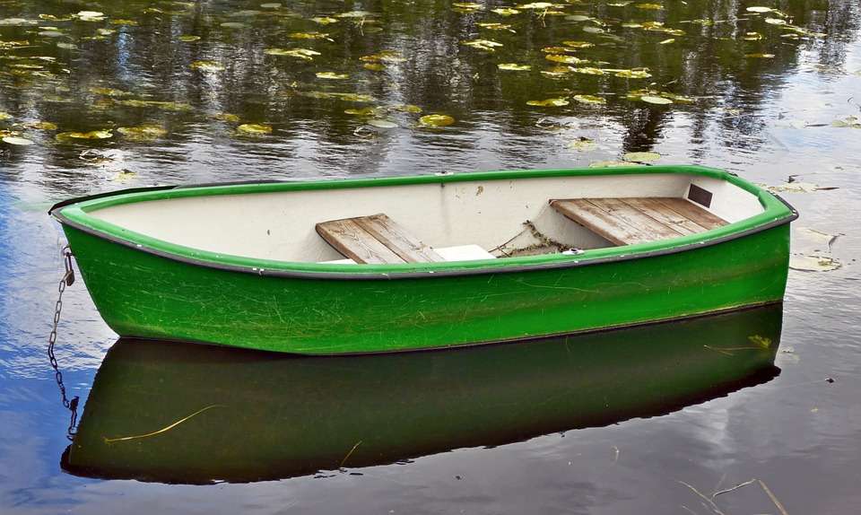 Zielona łódka na stawie. puzzle online