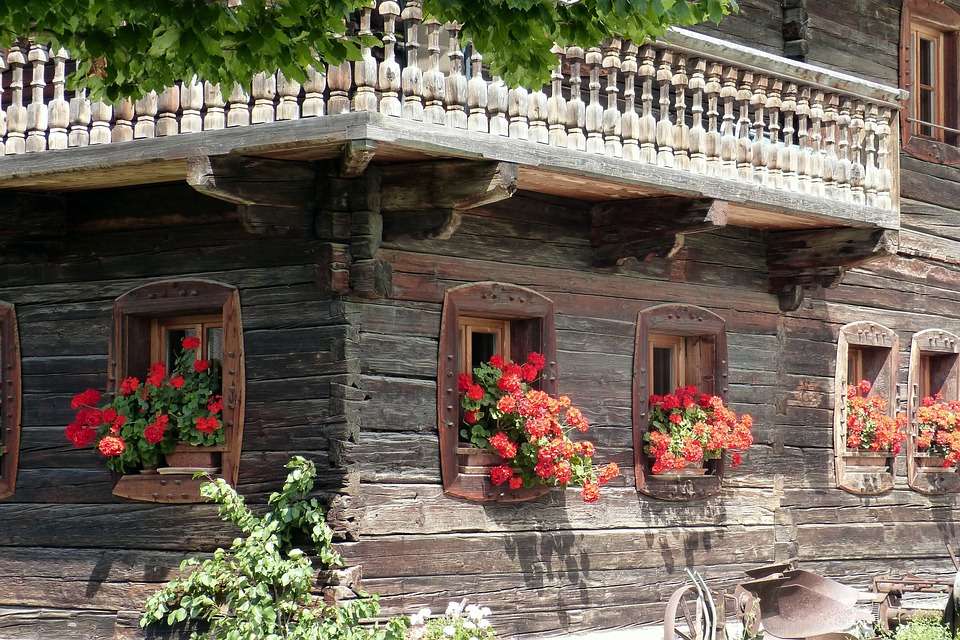 Drewniany dom z pelargoniami. puzzle online