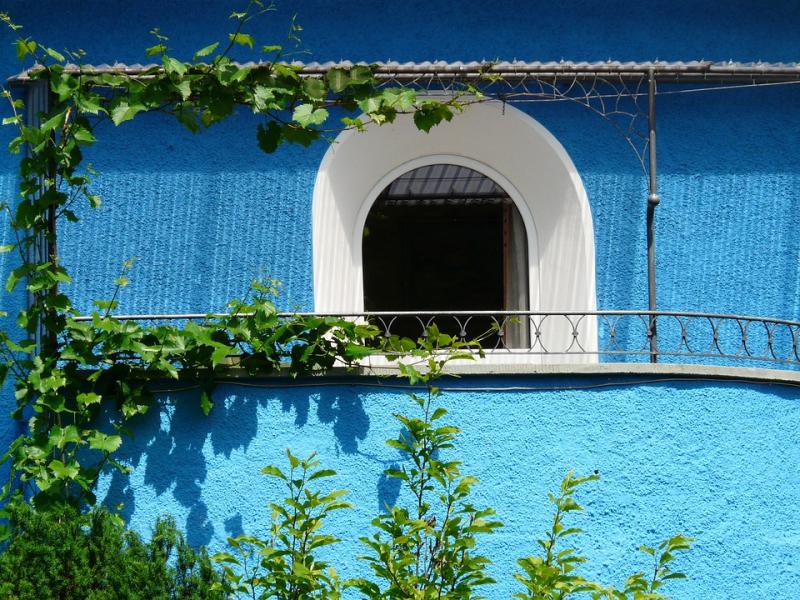 Balkon. Niebieska fasada. puzzle online