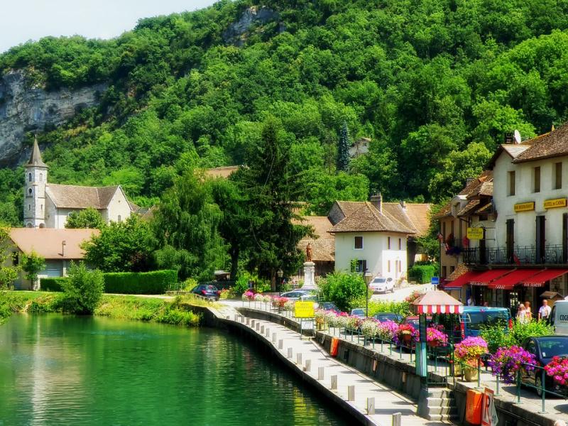 Francuska wioska nad rzeką. puzzle online