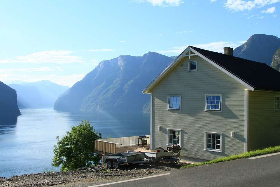 Dom nad fjordem. puzzle online