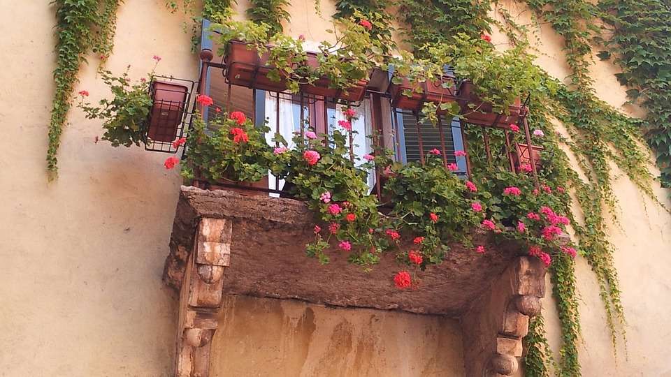 Balkon w kwiatach. puzzle online