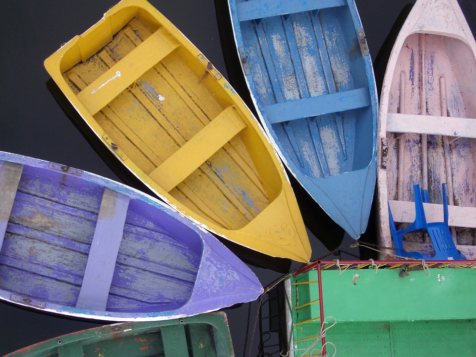 Kolorowe łódki. puzzle online