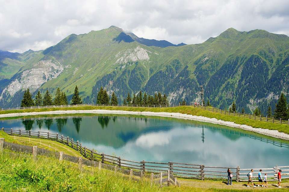 Jezioro w górach Tyrolu. puzzle online