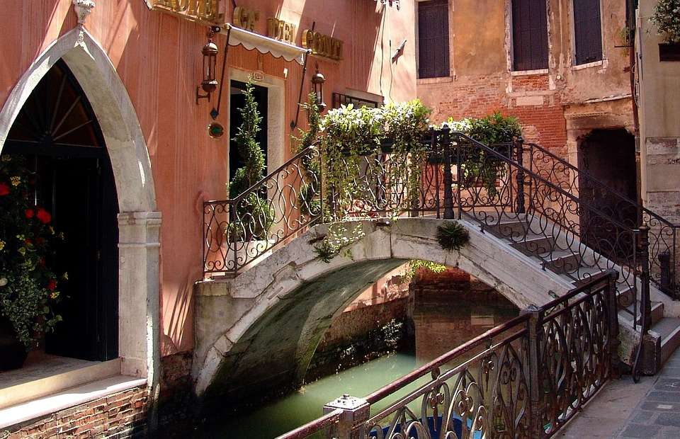 Mostek nad kanałem w Wenecji. puzzle online