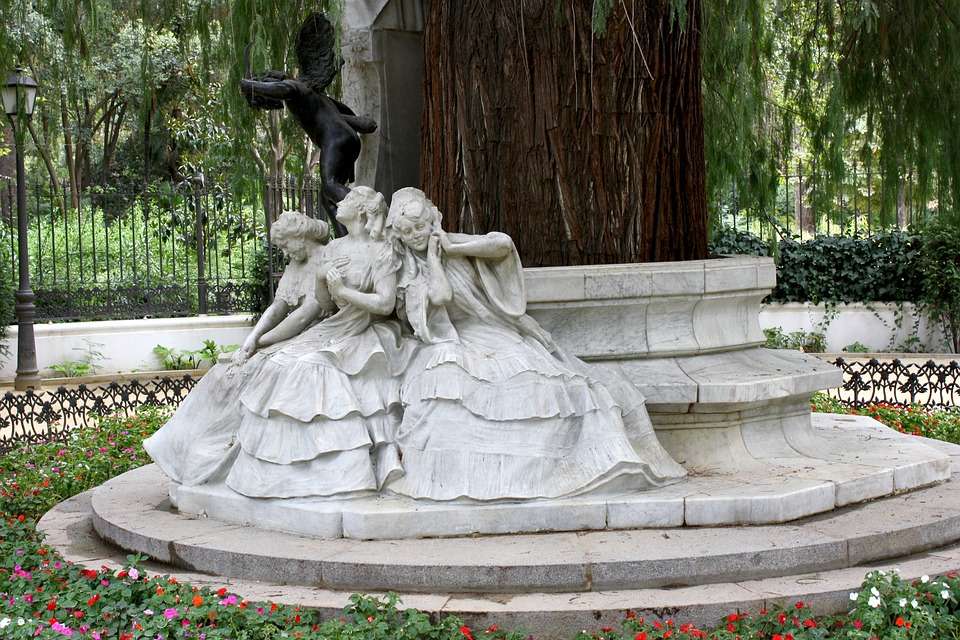 Pomnik w parku w Hiszpanii. puzzle online