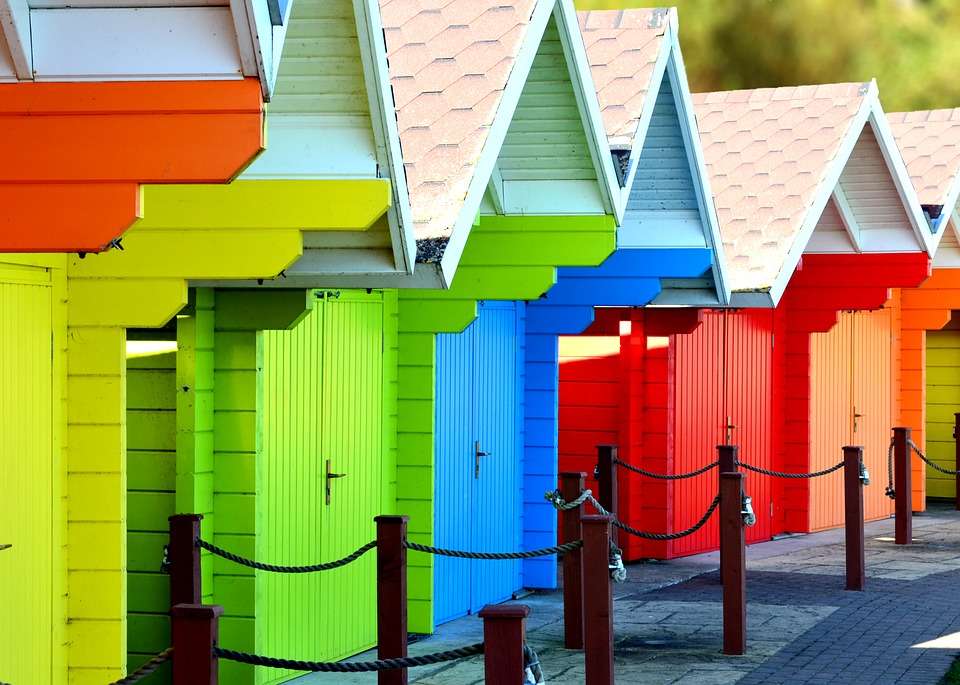 Kolorowe domki na plaży. puzzle online