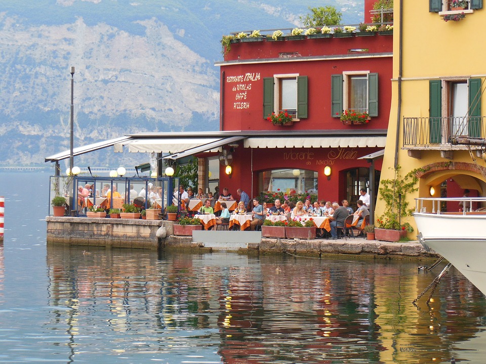 Restauracja nad jeziorem Garda puzzle online