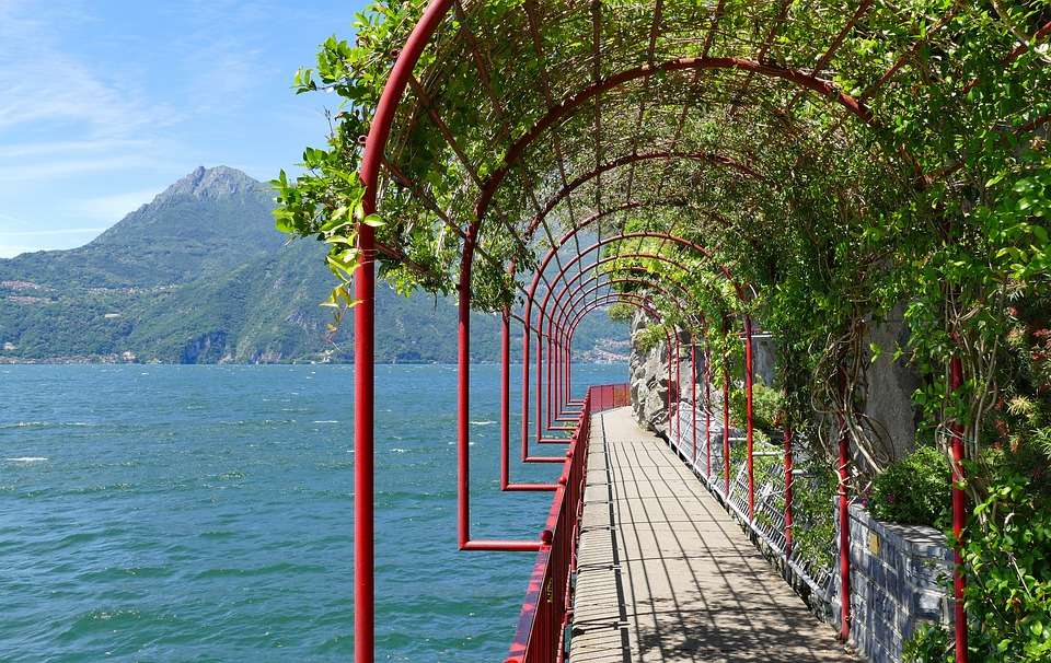 Ścieżka wzdłuż jeziora Como. puzzle online