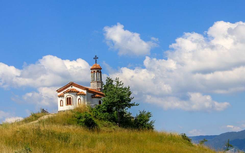 Mały kościół na wzgórzu. puzzle online