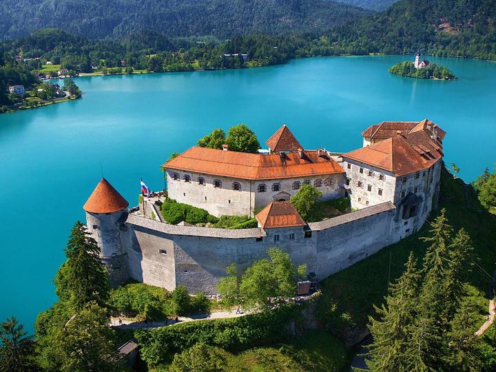 Zamek przy jeziorze. puzzle online