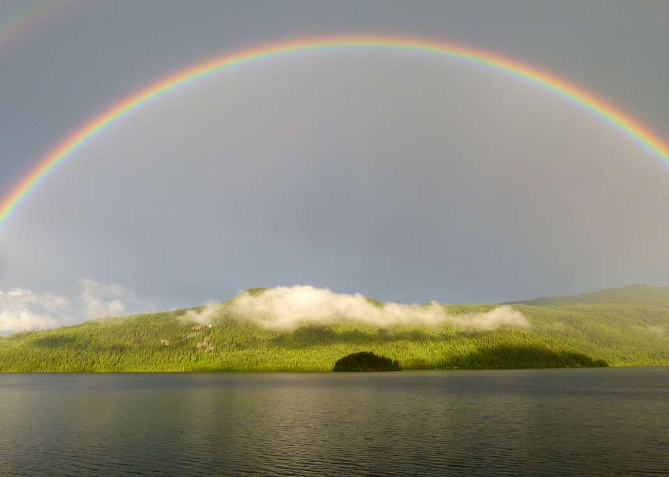 Regenboog op het meer. puzzel