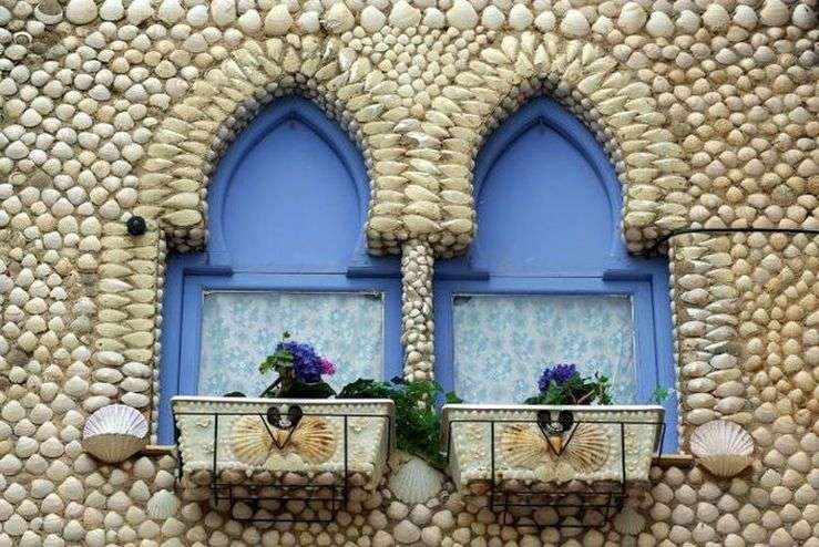 fasada domu z muszli puzzle online