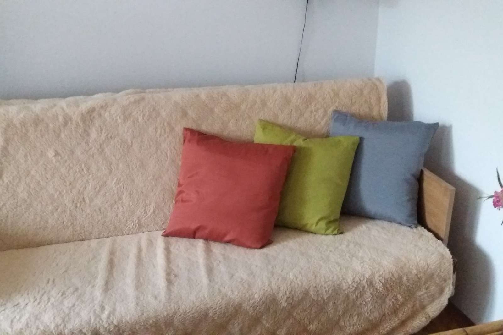 kanapa z poduszkami puzzle online