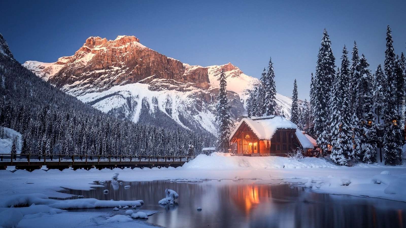 Dom w górach w Kanadzie. puzzle online