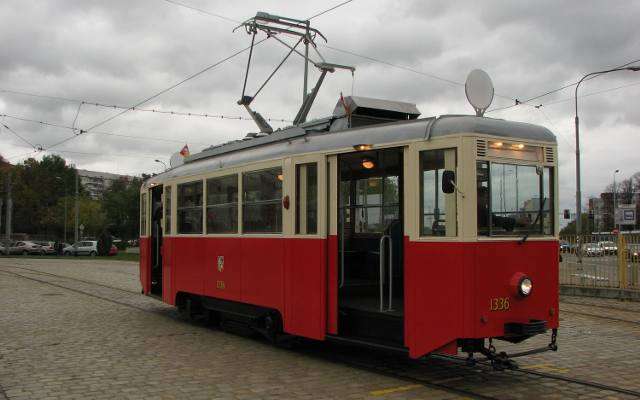 Biało-czerwony tramwaj. puzzle online