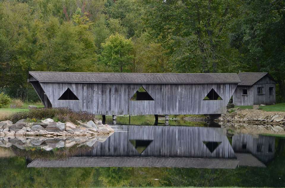 Drewniany zabudowany most puzzle online