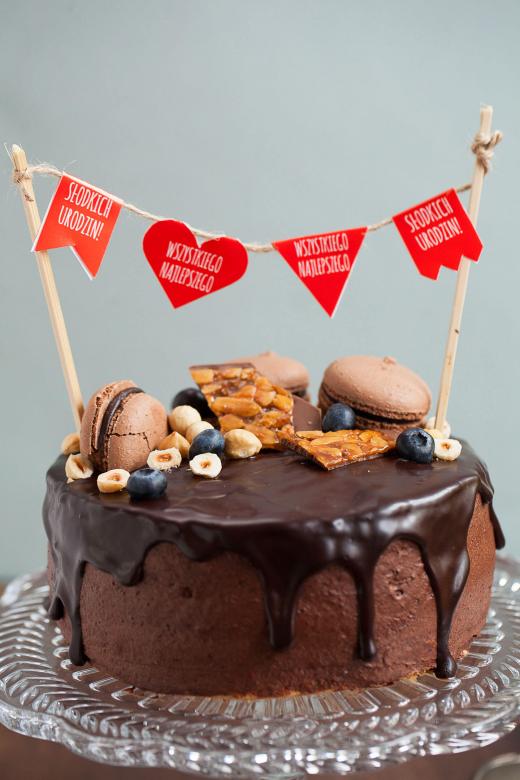 Tort czekoladowy na urodziny puzzle online