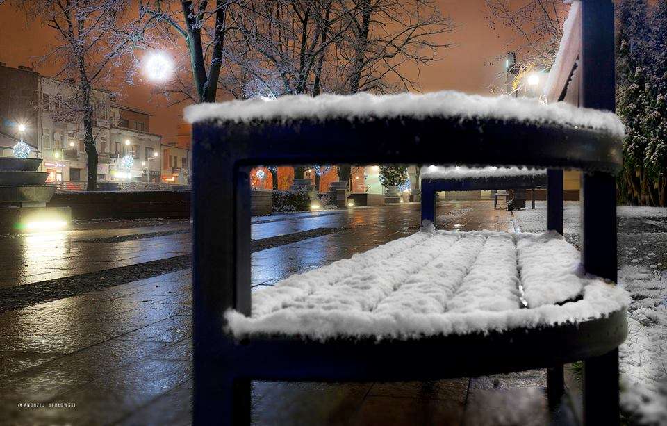 Ławeczka parkowa w śniegu . puzzle online
