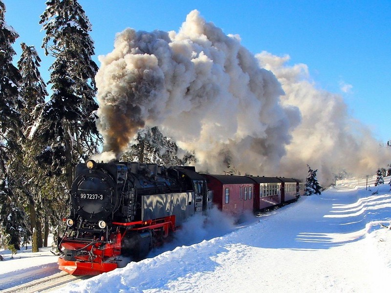 Zimowy krajobraz z pociągiem. puzzle online