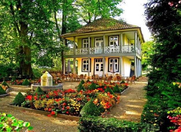 Ogród przed domem. puzzle online