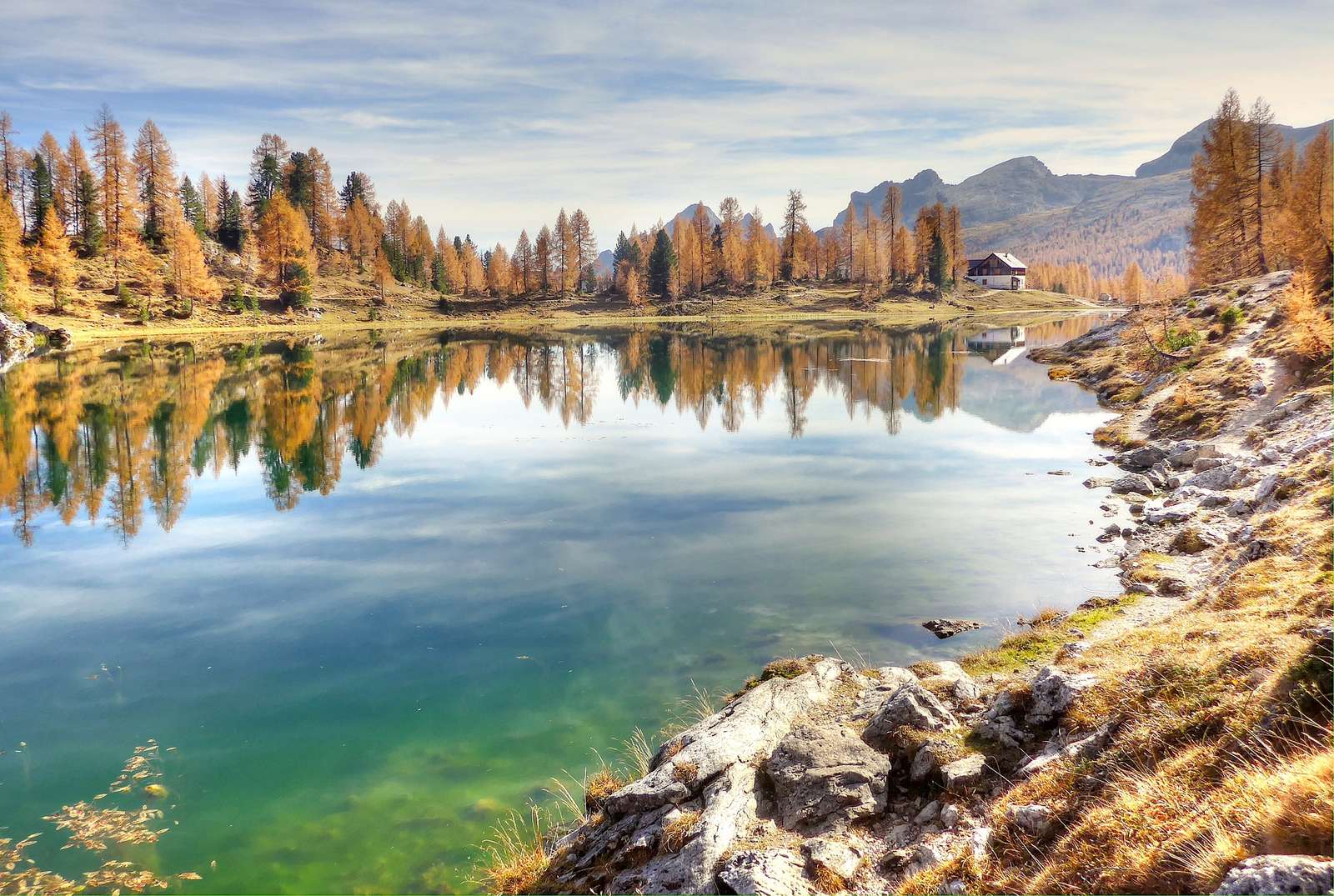 Piękne jezioro jesienią puzzle online