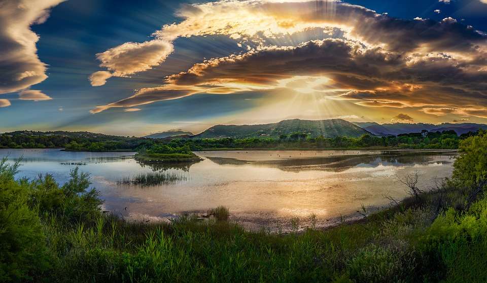 Zachód słońca odbity w jeziorz puzzle online