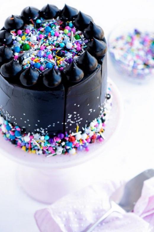 Czarny tort z kolorem puzzle online