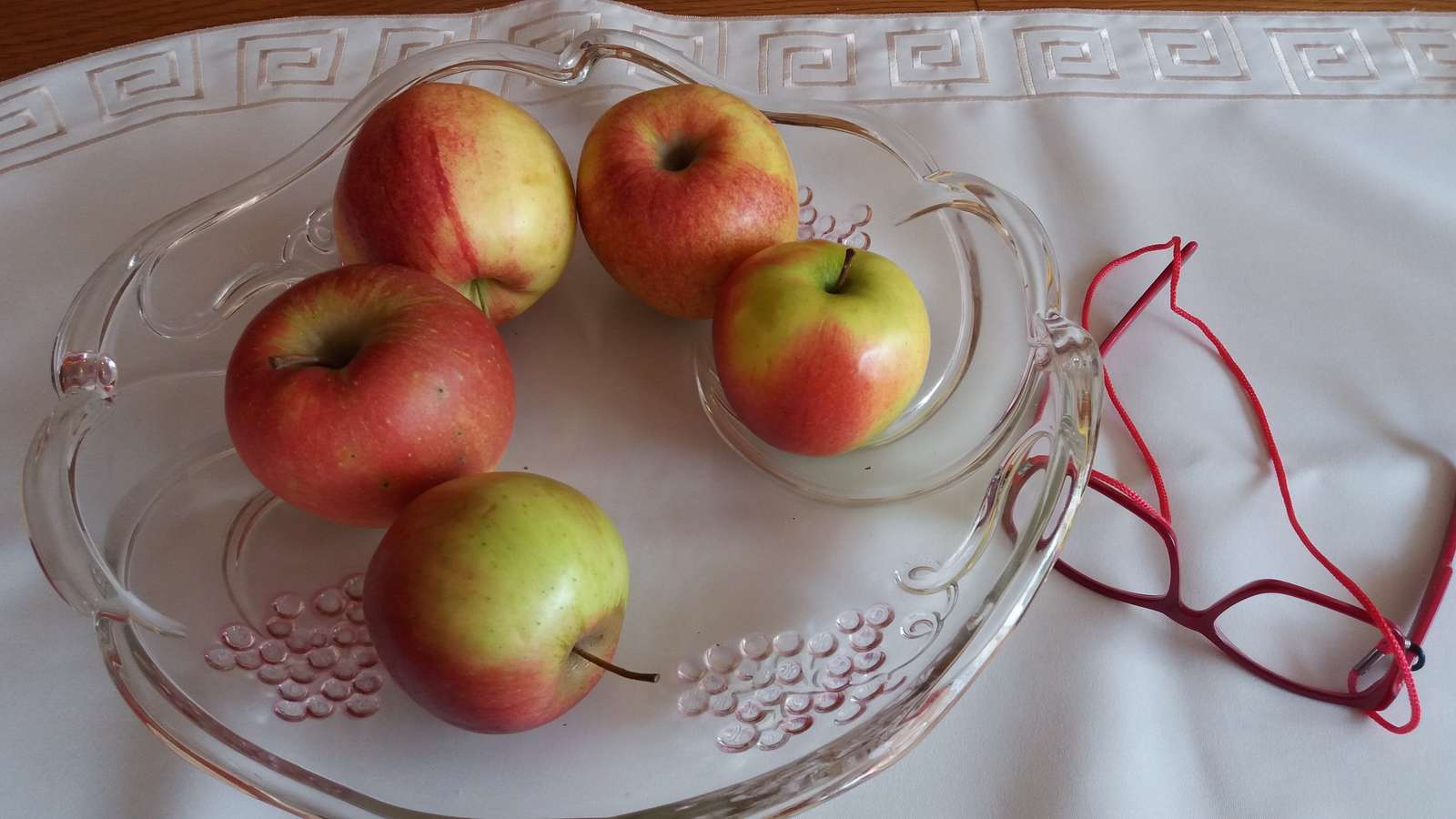 Äpplen på en dekorativ platta. pussel