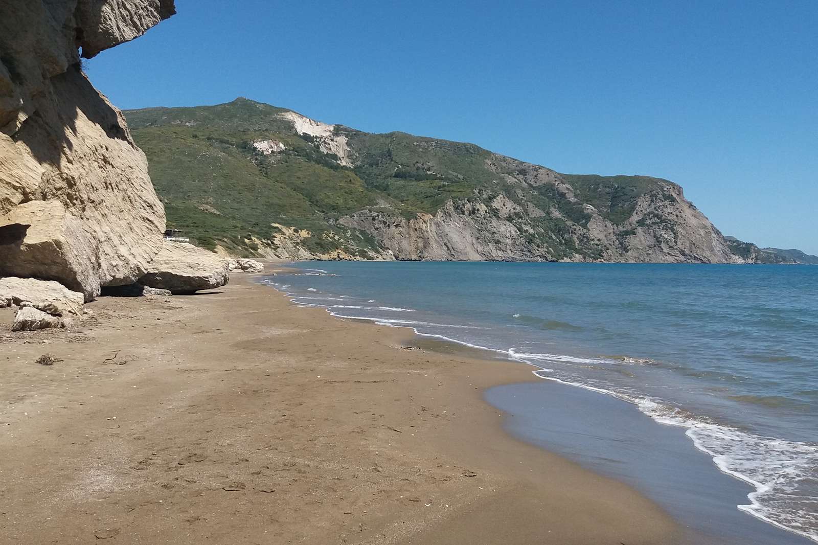 Dzika plaża w zatoce, Grecja. puzzle online